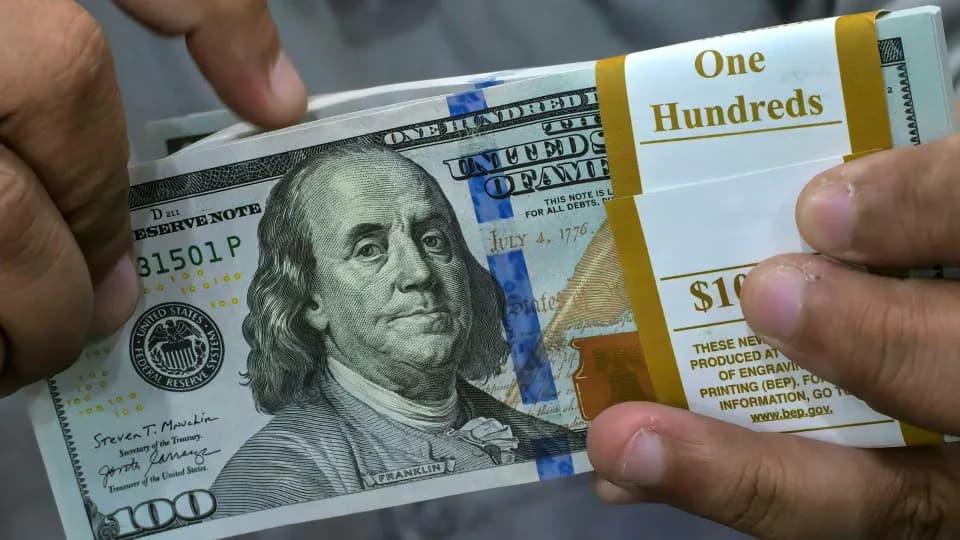 Dólar sobe e Bolsa avança com indicadores econômicos abaixo das expectativas