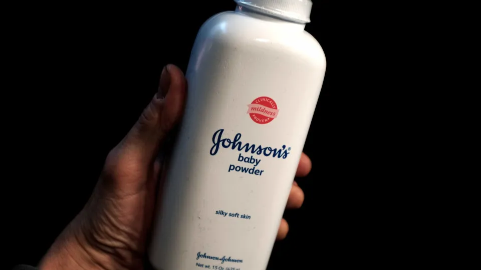 Johnson & Johnson é condenada a indenizar US$ 40 milhões por talco ligado a câncer