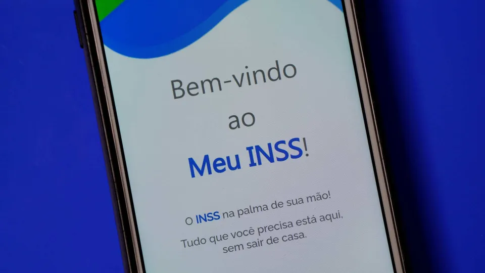 INSS suspende descontos de empréstimos consignados do Banco Master