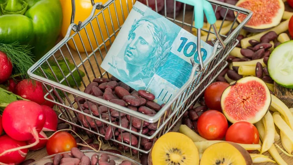 Expectativa de crescimento do PIB é a mais otimista do ano, enquanto inflação recua