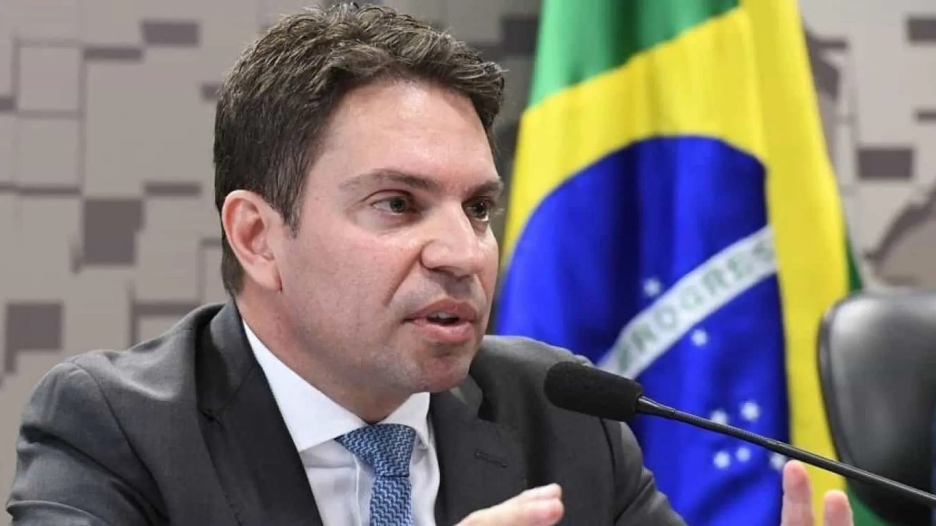 Deputado Ramagem deixou o Brasil pela Guiana, confirma diretor da PF