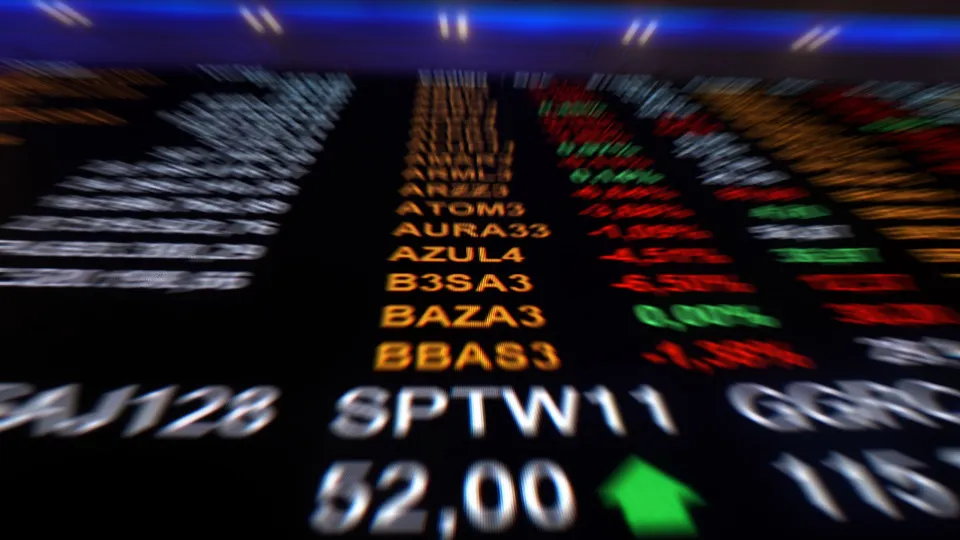 Bolsa de Valores atinge novo recorde com expectativa de cortes na taxa de juros; dólar registra queda