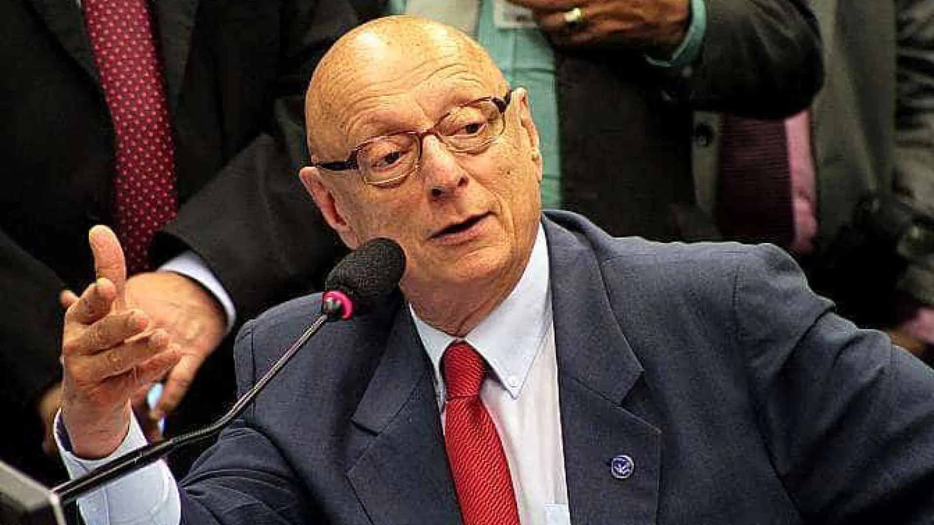 Senador da Oposição Assume Relatoria de Projeto que Alivia Penas por Golpes