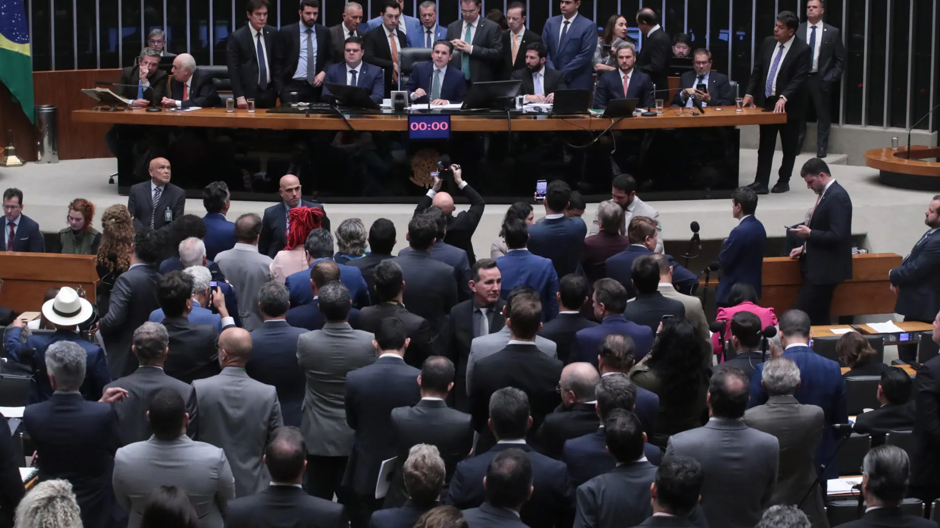 Câmara aprova nova lei que pode amenizar penas de réus dos atos de 8 de janeiro