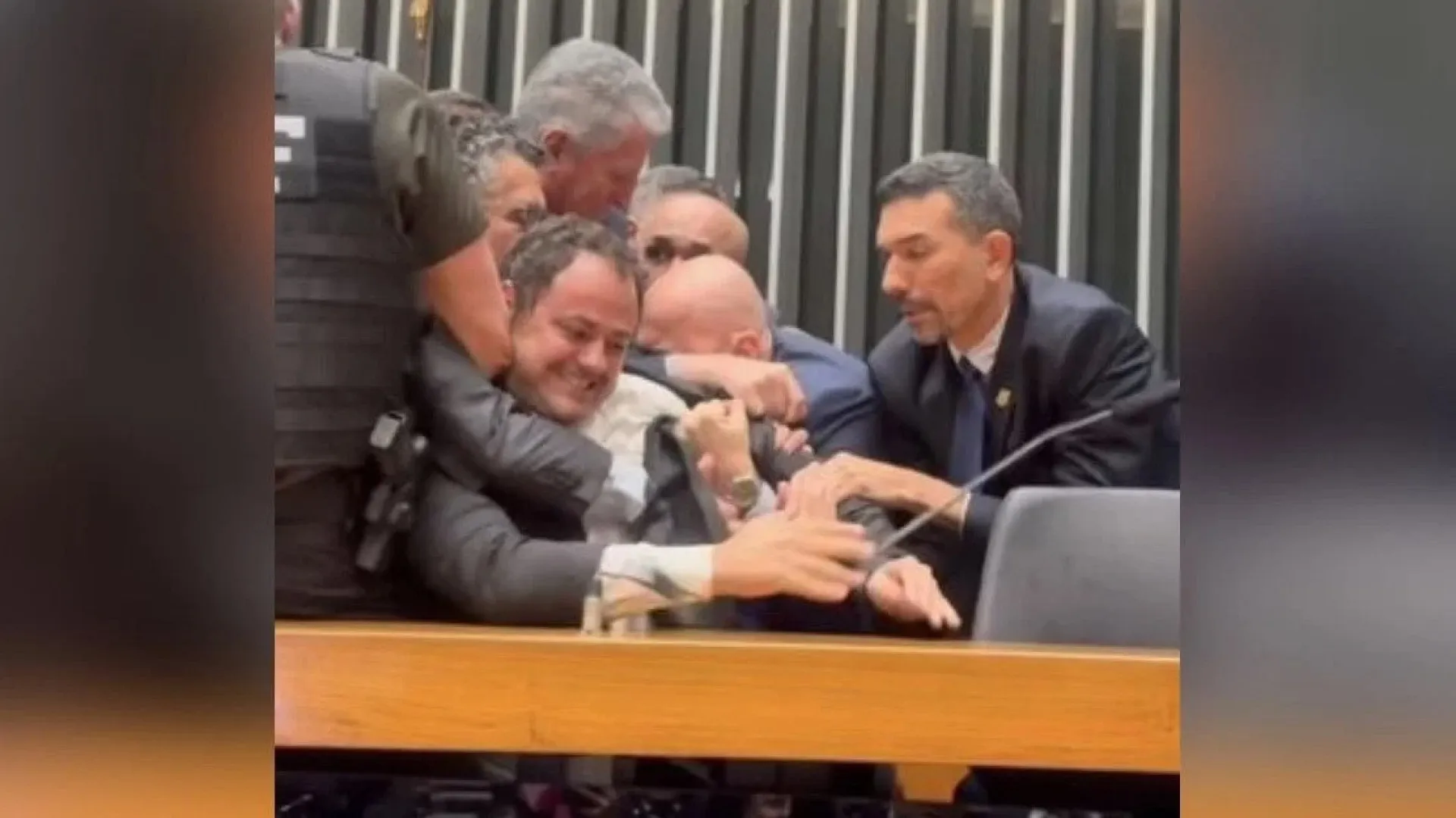 Glauber Braga é retirado à força durante protesto na Câmara dos Deputados