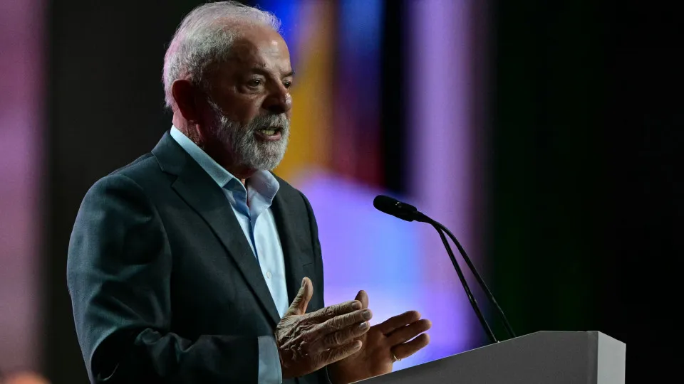 Lula assina decreto para limitar taxas de vale-alimentação e refeição