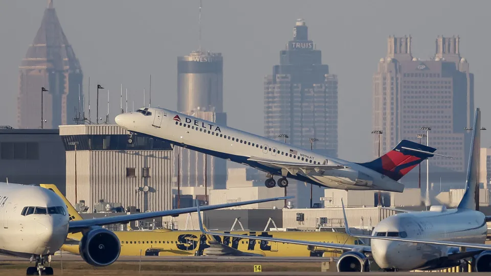Paralisação nos EUA gera atrasos e cancelamentos de voos, incluindo para o Brasil