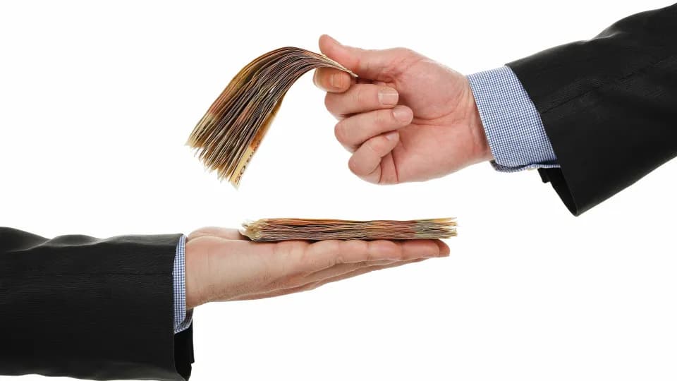 Primeira parcela do 13º salário deve ser paga até 28 de novembro; saiba quem tem direito