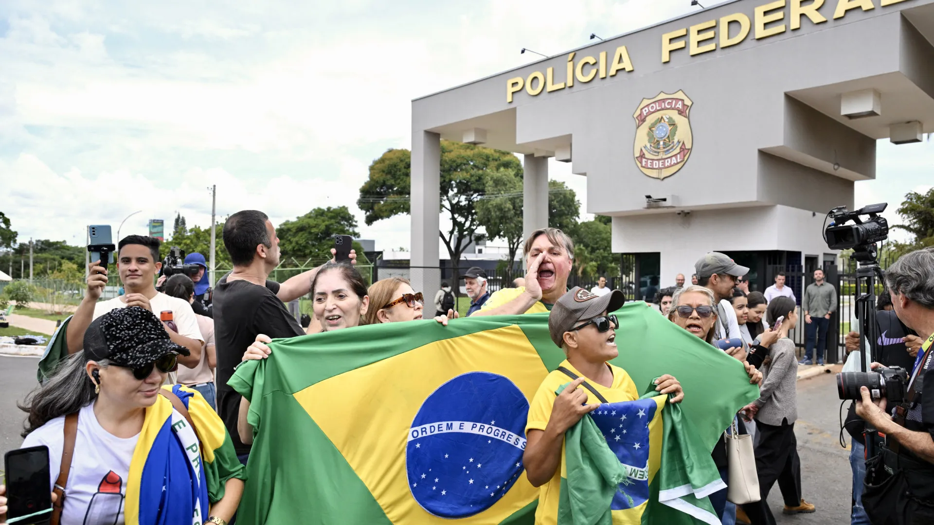 Jair Bolsonaro é preso após 653 dias de investigação sobre tentativa de golpe