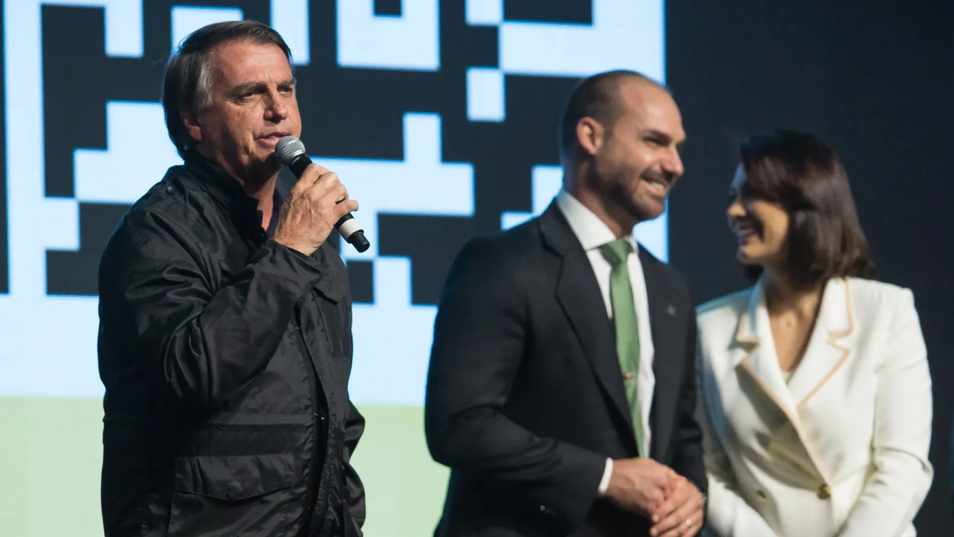 Bolsonarismo enfrenta nova crise interna e filhos de ex-presidente se manifestam