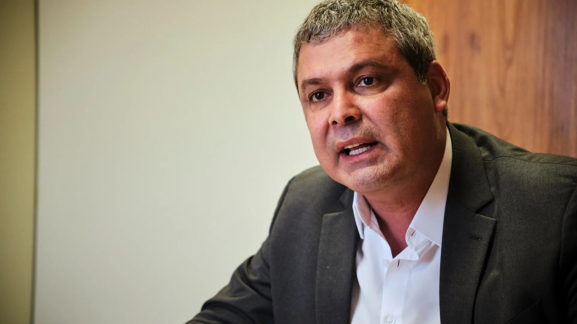 Lindbergh Farias propõe alteração nas regras de cassação de mandatos por faltas