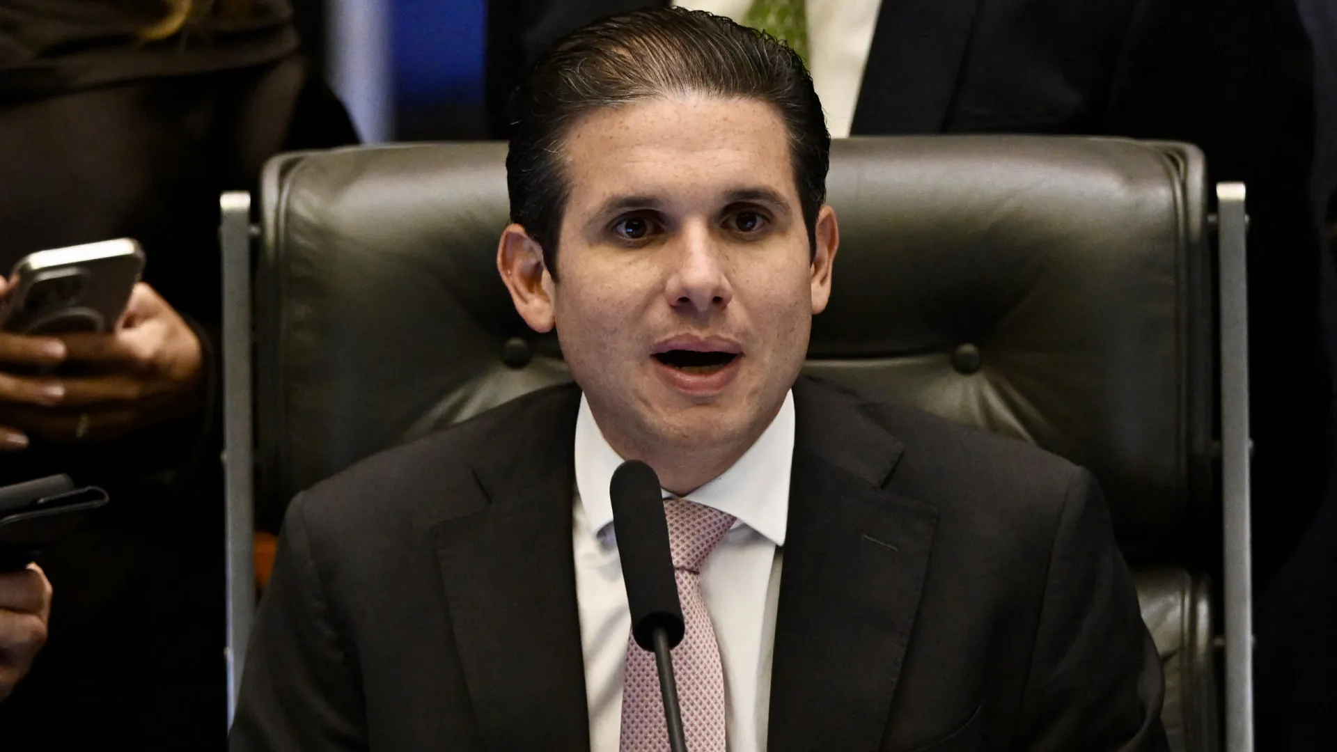 Presidente da Câmara adia votação de projeto antifacção após descontentamento geral