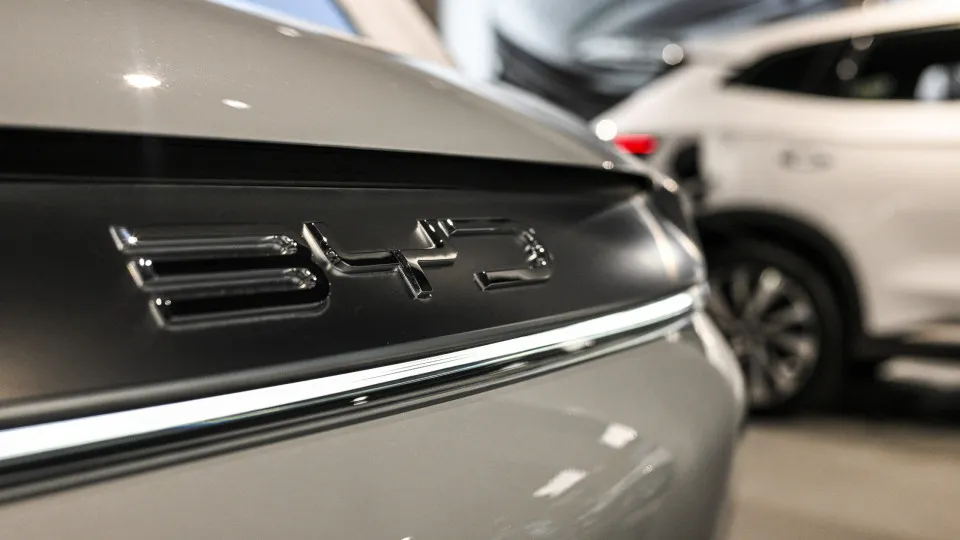 BYD supera Tesla e registra recorde de vendas de carros elétricos em 2025