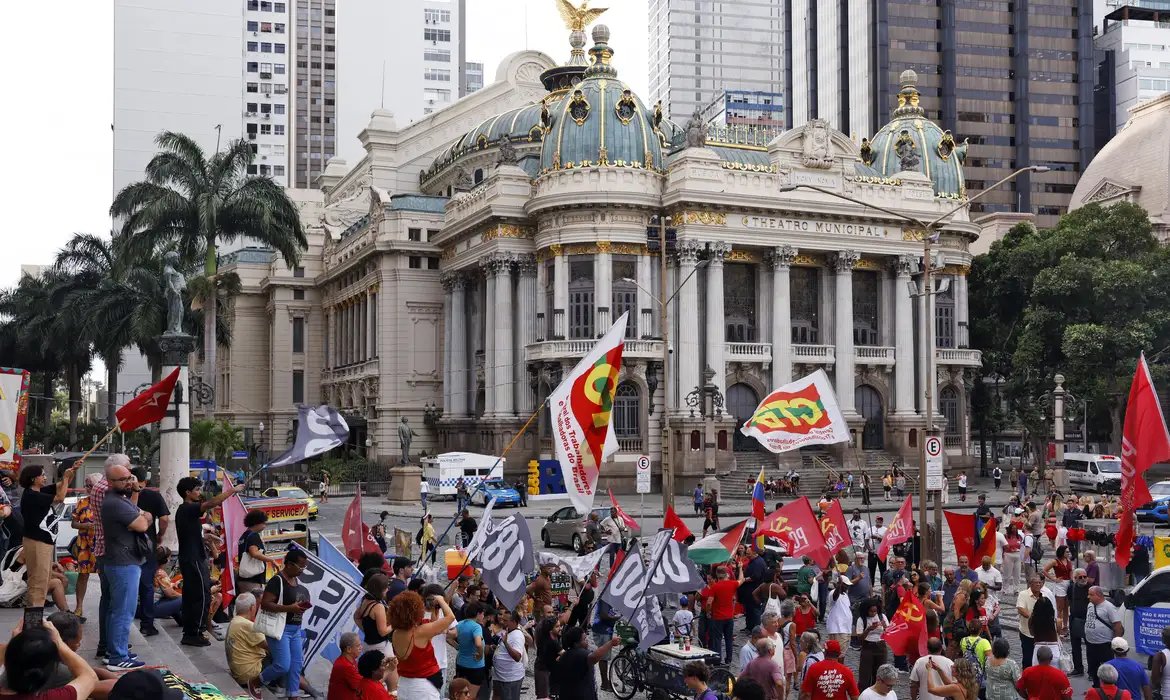 Ato no Rio de Janeiro celebra democracia e lembra ataques de 8 de janeiro
